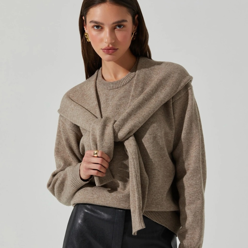 ASTR THE LABEL Derlin Sweater in Taupe